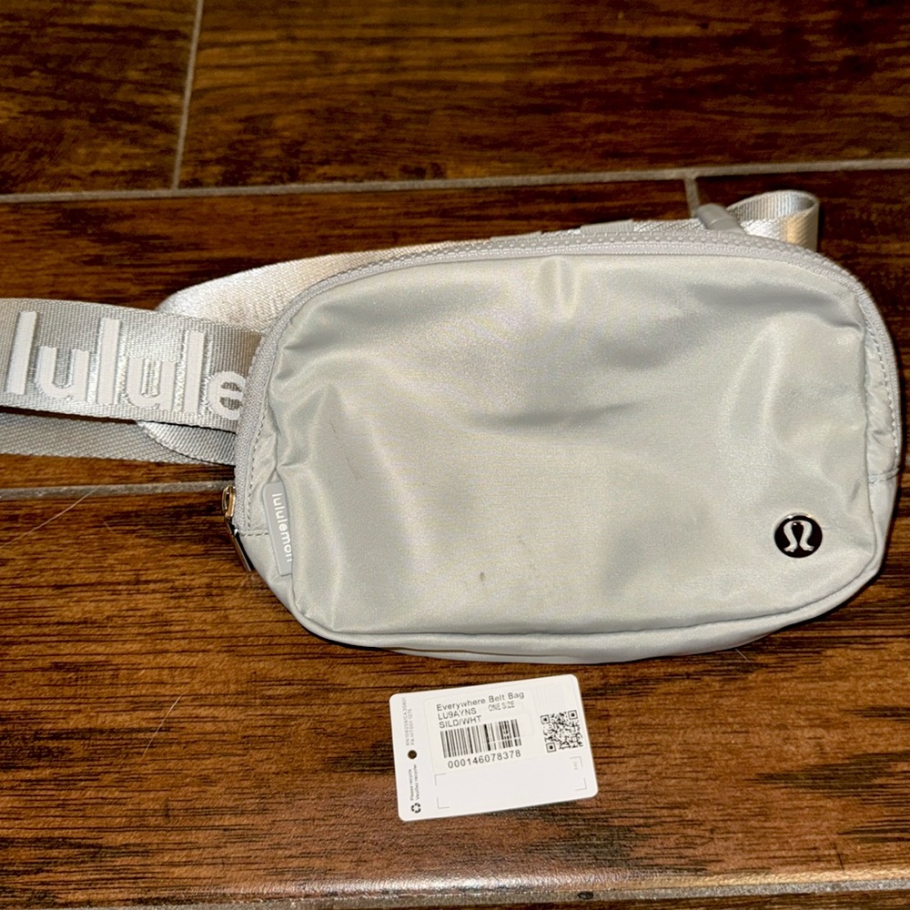 Lululemon belt bag silver/white 1L.